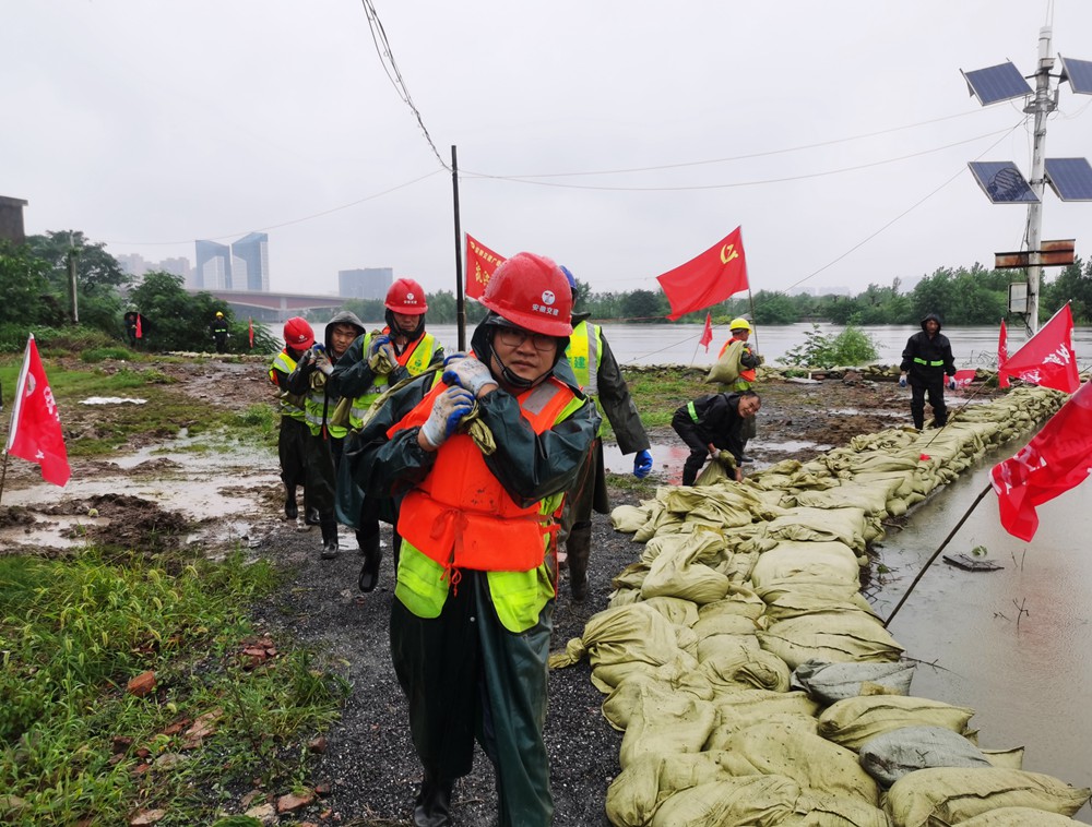 1595238395651397YYRo.jpg 安徽交建协助岳阳市沉点局在巢湖路南淝河段沙袋筑坝抗洪防汛2.jpg